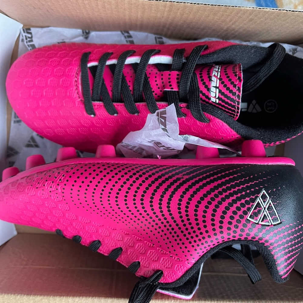 Soccer cleats size 3.5 girls